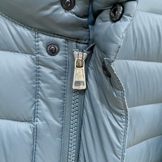 Moncler 盟可睐(蒙口)2026FW秋冬新款立领轻薄款羽绒服 全套原版五金辅料,按扣、袖口扣、袖臂刺绣徽章全部对版 Moncler 盟可睐(蒙口)2026FW秋冬新款立领轻薄款羽绒服 全套原版五金辅料,按扣、袖口扣、袖臂刺绣徽章全部对版