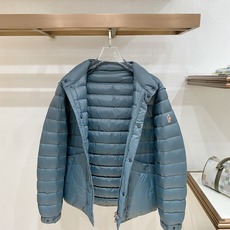 Moncler 盟可睐(蒙口)2026FW秋冬新款立领轻薄款羽绒服 全套原版五金辅料,按扣、袖口扣、袖臂刺绣徽章全部对版 Moncler 盟可睐(蒙口)2026FW秋冬新款立领轻薄款羽绒服 全套原版五金辅料,按扣、袖口扣、袖臂刺绣徽章全部对版