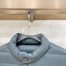 Moncler 盟可睐(蒙口)2026FW秋冬新款立领轻薄款羽绒服 全套原版五金辅料,按扣、袖口扣、袖臂刺绣徽章全部对版 Moncler 盟可睐(蒙口)2026FW秋冬新款立领轻薄款羽绒服 全套原版五金辅料,按扣、袖口扣、袖臂刺绣徽章全部对版