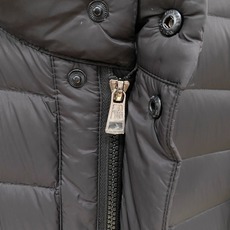 Moncler 盟可睐(蒙口)2026FW秋冬新款立领轻薄款羽绒服 全套原版五金辅料,按扣、袖口扣、袖臂刺绣徽章全部对版 Moncler 盟可睐(蒙口)2026FW秋冬新款立领轻薄款羽绒服 全套原版五金辅料,按扣、袖口扣、袖臂刺绣徽章全部对版