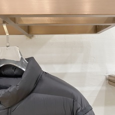Moncler 盟可睐(蒙口)2026FW秋冬新款立领轻薄款羽绒服 全套原版五金辅料,按扣、袖口扣、袖臂刺绣徽章全部对版 Moncler 盟可睐(蒙口)2026FW秋冬新款立领轻薄款羽绒服 全套原版五金辅料,按扣、袖口扣、袖臂刺绣徽章全部对版