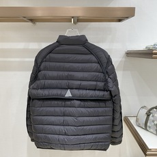 Moncler 盟可睐(蒙口)2026FW秋冬新款立领轻薄款羽绒服 全套原版五金辅料,按扣、袖口扣、袖臂刺绣徽章全部对版 Moncler 盟可睐(蒙口)2026FW秋冬新款立领轻薄款羽绒服 全套原版五金辅料,按扣、袖口扣、袖臂刺绣徽章全部对版