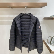 Moncler 盟可睐(蒙口)2026FW秋冬新款立领轻薄款羽绒服 全套原版五金辅料,按扣、袖口扣、袖臂刺绣徽章全部对版 Moncler 盟可睐(蒙口)2026FW秋冬新款立领轻薄款羽绒服 全套原版五金辅料,按扣、袖口扣、袖臂刺绣徽章全部对版