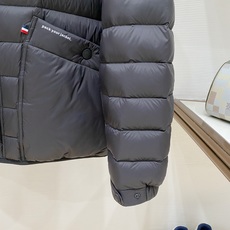 Moncler 盟可睐(蒙口)2026FW秋冬新款立领轻薄款羽绒服 全套原版五金辅料,按扣、袖口扣、袖臂刺绣徽章全部对版 Moncler 盟可睐(蒙口)2026FW秋冬新款立领轻薄款羽绒服 全套原版五金辅料,按扣、袖口扣、袖臂刺绣徽章全部对版