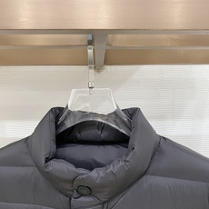 Moncler 盟可睐(蒙口)2026FW秋冬新款立领轻薄款羽绒服 全套原版五金辅料,按扣、袖口扣、袖臂刺绣徽章全部对版 Moncler 盟可睐(蒙口)2026FW秋冬新款立领轻薄款羽绒服 全套原版五金辅料,按扣、袖口扣、袖臂刺绣徽章全部对版