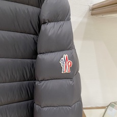 Moncler 盟可睐(蒙口)2026FW秋冬新款立领轻薄款羽绒服 全套原版五金辅料,按扣、袖口扣、袖臂刺绣徽章全部对版 Moncler 盟可睐(蒙口)2026FW秋冬新款立领轻薄款羽绒服 全套原版五金辅料,按扣、袖口扣、袖臂刺绣徽章全部对版