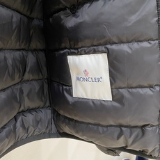 Moncler 盟可睐(蒙口)2026FW秋冬新款立领轻薄款羽绒服 全套原版五金辅料,按扣、袖口扣、袖臂刺绣徽章全部对版 Moncler 盟可睐(蒙口)2026FW秋冬新款立领轻薄款羽绒服 全套原版五金辅料,按扣、袖口扣、袖臂刺绣徽章全部对版