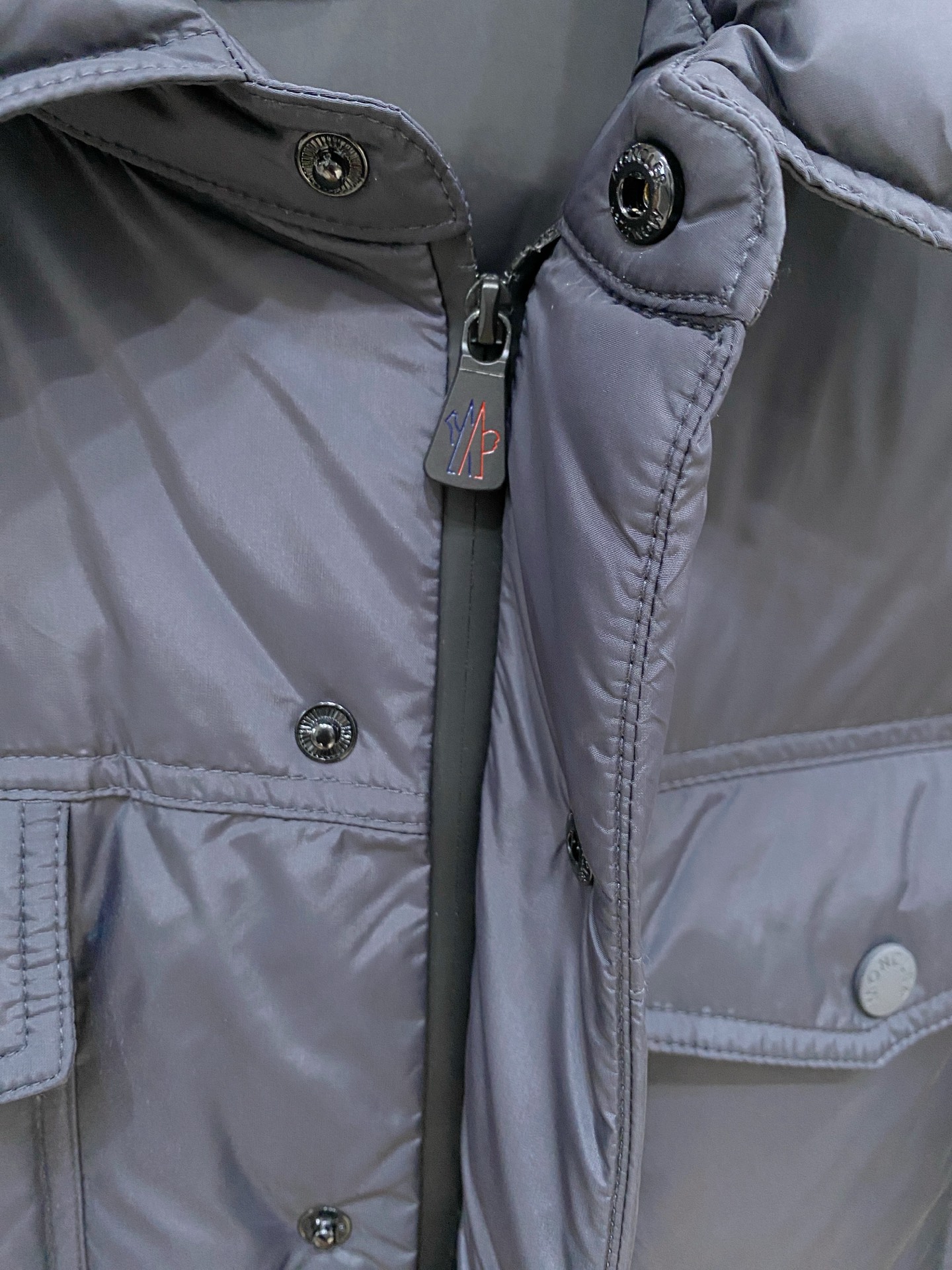 Moncler 盟可睐2026FW秋冬专柜最新款翻领衬衫式针织拼接羽绒服 全套原版五金辅料，按扣、袖臂刺绣徽章全部还原专