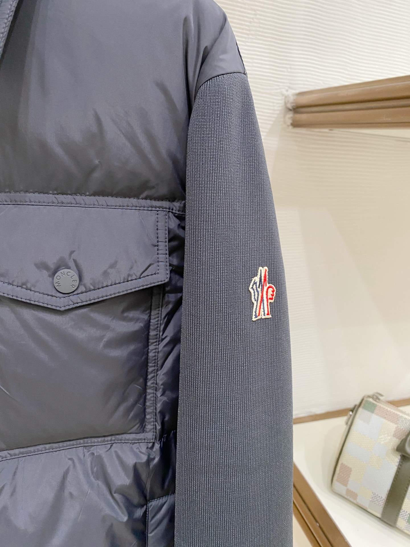 Moncler 盟可睐2026FW秋冬专柜最新款翻领衬衫式针织拼接羽绒服 全套原版五金辅料，按扣、袖臂刺绣徽章全部还原专