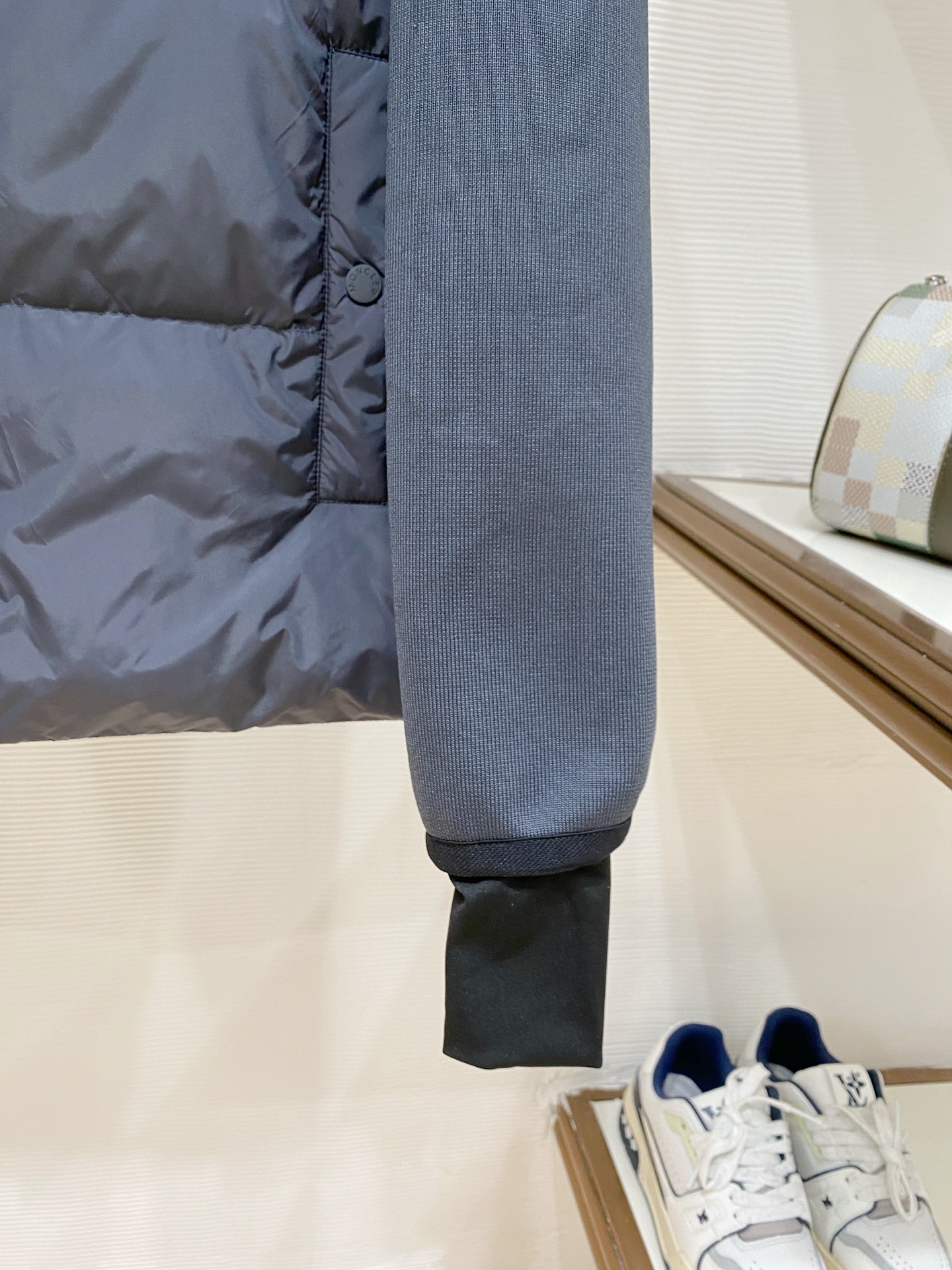 Moncler 盟可睐2026FW秋冬专柜最新款翻领衬衫式针织拼接羽绒服 全套原版五金辅料，按扣、袖臂刺绣徽章全部还原专