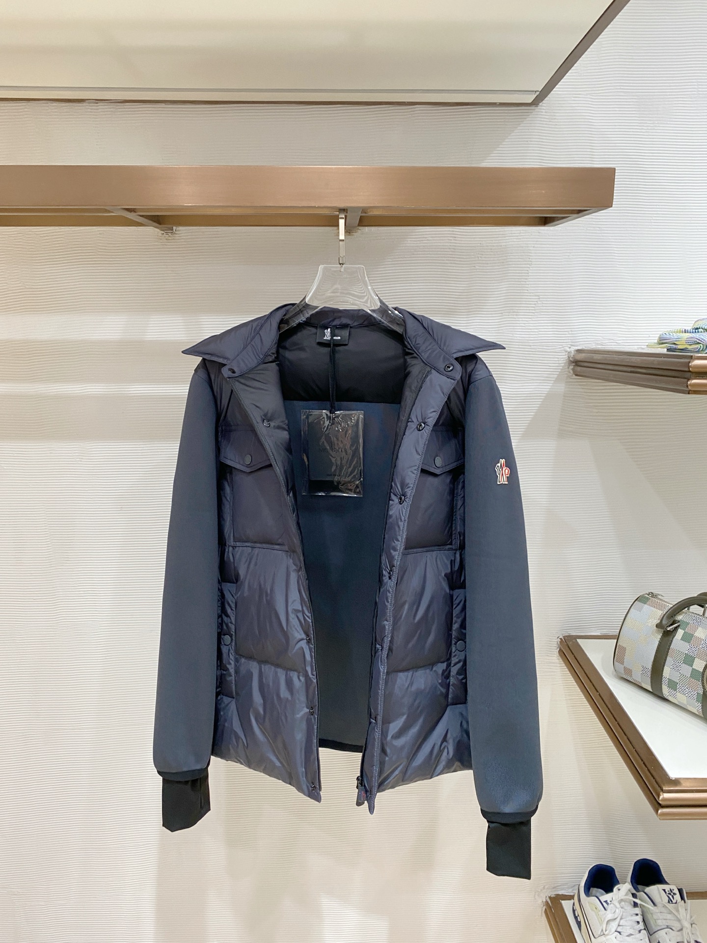 Moncler 盟可睐2026FW秋冬专柜最新款翻领衬衫式针织拼接羽绒服 全套原版五金辅料，按扣、袖臂刺绣徽章全部还原专