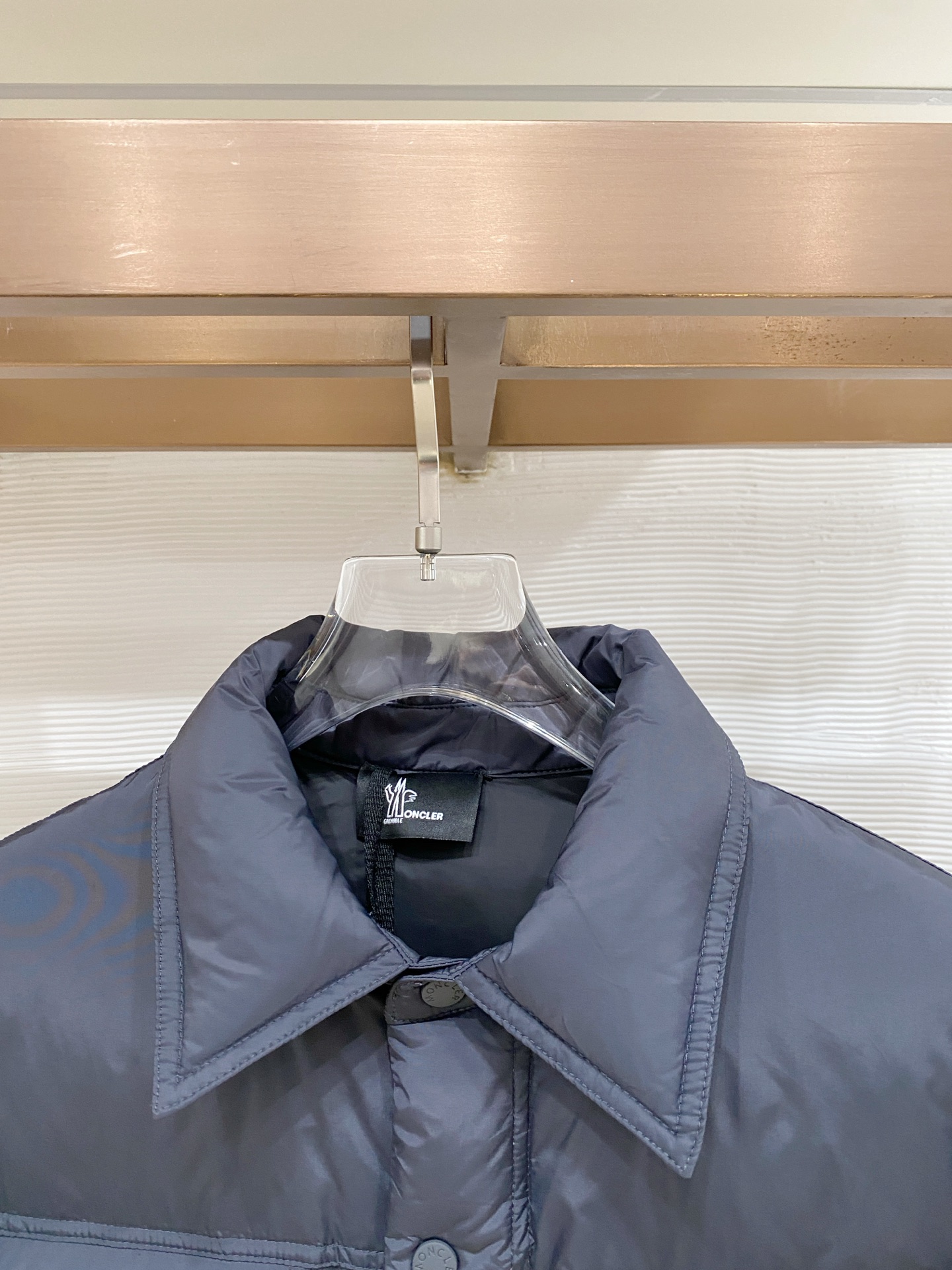 Moncler 盟可睐2026FW秋冬专柜最新款翻领衬衫式针织拼接羽绒服 全套原版五金辅料，按扣、袖臂刺绣徽章全部还原专