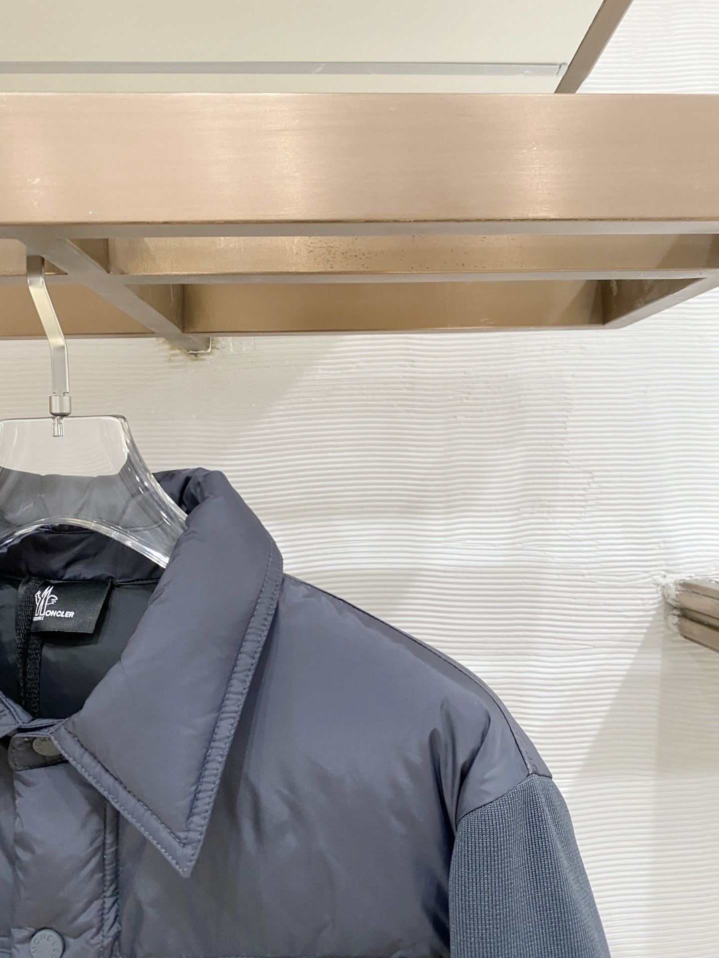 Moncler 盟可睐2026FW秋冬专柜最新款翻领衬衫式针织拼接羽绒服 全套原版五金辅料，按扣、袖臂刺绣徽章全部还原专