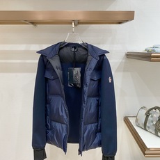 Moncler 盟可睐2026FW秋冬专柜最新款翻领衬衫式针织拼接羽绒服 全套原版五金辅料,按扣、袖臂刺绣徽章全部还原专 Moncler 盟可睐2026FW秋冬专柜最新款翻领衬衫式针织拼接羽绒服 全套原版五金辅料,按扣、袖臂刺绣徽章全部还原专
