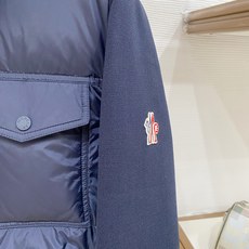 Moncler 盟可睐2026FW秋冬专柜最新款翻领衬衫式针织拼接羽绒服 全套原版五金辅料,按扣、袖臂刺绣徽章全部还原专 Moncler 盟可睐2026FW秋冬专柜最新款翻领衬衫式针织拼接羽绒服 全套原版五金辅料,按扣、袖臂刺绣徽章全部还原专