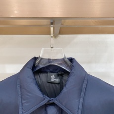 Moncler 盟可睐2026FW秋冬专柜最新款翻领衬衫式针织拼接羽绒服 全套原版五金辅料,按扣、袖臂刺绣徽章全部还原专 Moncler 盟可睐2026FW秋冬专柜最新款翻领衬衫式针织拼接羽绒服 全套原版五金辅料,按扣、袖臂刺绣徽章全部还原专