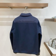 Moncler 盟可睐2026FW秋冬专柜最新款翻领衬衫式针织拼接羽绒服 全套原版五金辅料,按扣、袖臂刺绣徽章全部还原专 Moncler 盟可睐2026FW秋冬专柜最新款翻领衬衫式针织拼接羽绒服 全套原版五金辅料,按扣、袖臂刺绣徽章全部还原专