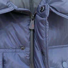 Moncler 盟可睐2026FW秋冬专柜最新款翻领衬衫式针织拼接羽绒服 全套原版五金辅料,按扣、袖臂刺绣徽章全部还原专 Moncler 盟可睐2026FW秋冬专柜最新款翻领衬衫式针织拼接羽绒服 全套原版五金辅料,按扣、袖臂刺绣徽章全部还原专