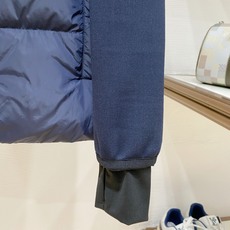 Moncler 盟可睐2026FW秋冬专柜最新款翻领衬衫式针织拼接羽绒服 全套原版五金辅料,按扣、袖臂刺绣徽章全部还原专 Moncler 盟可睐2026FW秋冬专柜最新款翻领衬衫式针织拼接羽绒服 全套原版五金辅料,按扣、袖臂刺绣徽章全部还原专