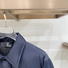 Moncler 盟可睐2026FW秋冬专柜最新款翻领衬衫式针织拼接羽绒服 全套原版五金辅料,按扣、袖臂刺绣徽章全部还原专 Moncler 盟可睐2026FW秋冬专柜最新款翻领衬衫式针织拼接羽绒服 全套原版五金辅料,按扣、袖臂刺绣徽章全部还原专