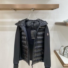 Moncler 盟可睐(蒙口)2026FW秋冬专柜最新款连帽针织拼接羽绒服 全套原版五金辅料,拉链、定制拉链头、袖臂刺绣 Moncler 盟可睐(蒙口)2026FW秋冬专柜最新款连帽针织拼接羽绒服 全套原版五金辅料,拉链、定制拉链头、袖臂刺绣