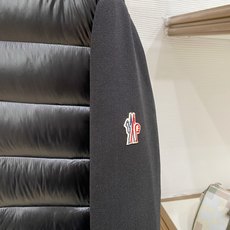 Moncler 盟可睐(蒙口)2026FW秋冬专柜最新款连帽针织拼接羽绒服 全套原版五金辅料,拉链、定制拉链头、袖臂刺绣 Moncler 盟可睐(蒙口)2026FW秋冬专柜最新款连帽针织拼接羽绒服 全套原版五金辅料,拉链、定制拉链头、袖臂刺绣