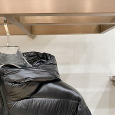 Moncler 盟可睐(蒙口)2026FW秋冬专柜最新款连帽针织拼接羽绒服 全套原版五金辅料,拉链、定制拉链头、袖臂刺绣 Moncler 盟可睐(蒙口)2026FW秋冬专柜最新款连帽针织拼接羽绒服 全套原版五金辅料,拉链、定制拉链头、袖臂刺绣