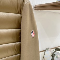Moncler 盟可睐(蒙口)2026FW秋冬专柜最新款连帽针织拼接羽绒服 全套原版五金辅料,拉链、定制拉链头、袖臂刺绣 Moncler 盟可睐(蒙口)2026FW秋冬专柜最新款连帽针织拼接羽绒服 全套原版五金辅料,拉链、定制拉链头、袖臂刺绣