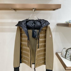 Moncler 盟可睐(蒙口)2026FW秋冬专柜最新款连帽针织拼接羽绒服 全套原版五金辅料,拉链、定制拉链头、袖臂刺绣 Moncler 盟可睐(蒙口)2026FW秋冬专柜最新款连帽针织拼接羽绒服 全套原版五金辅料,拉链、定制拉链头、袖臂刺绣