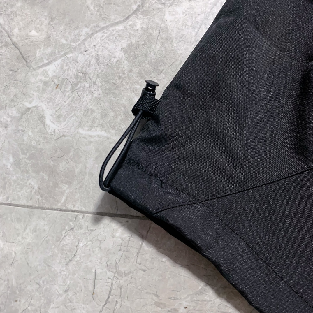 Stone Island 23FW Nylon Badge Shorts: Quality Tailoring, Customized Fit, Black Color. - 图片 7