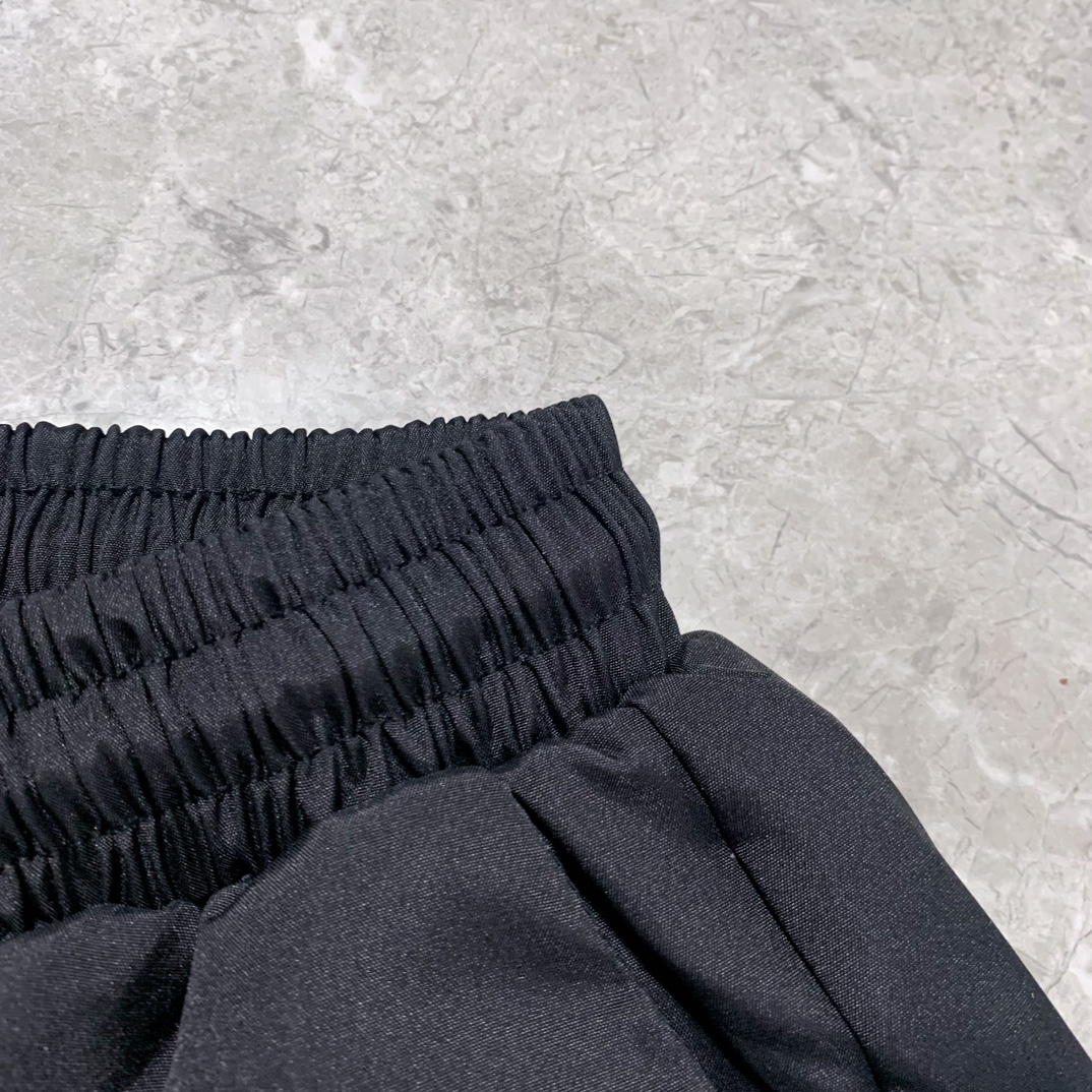 Stone Island 23FW Nylon Badge Shorts: Quality Tailoring, Customized Fit, Black Color. - 图片 8