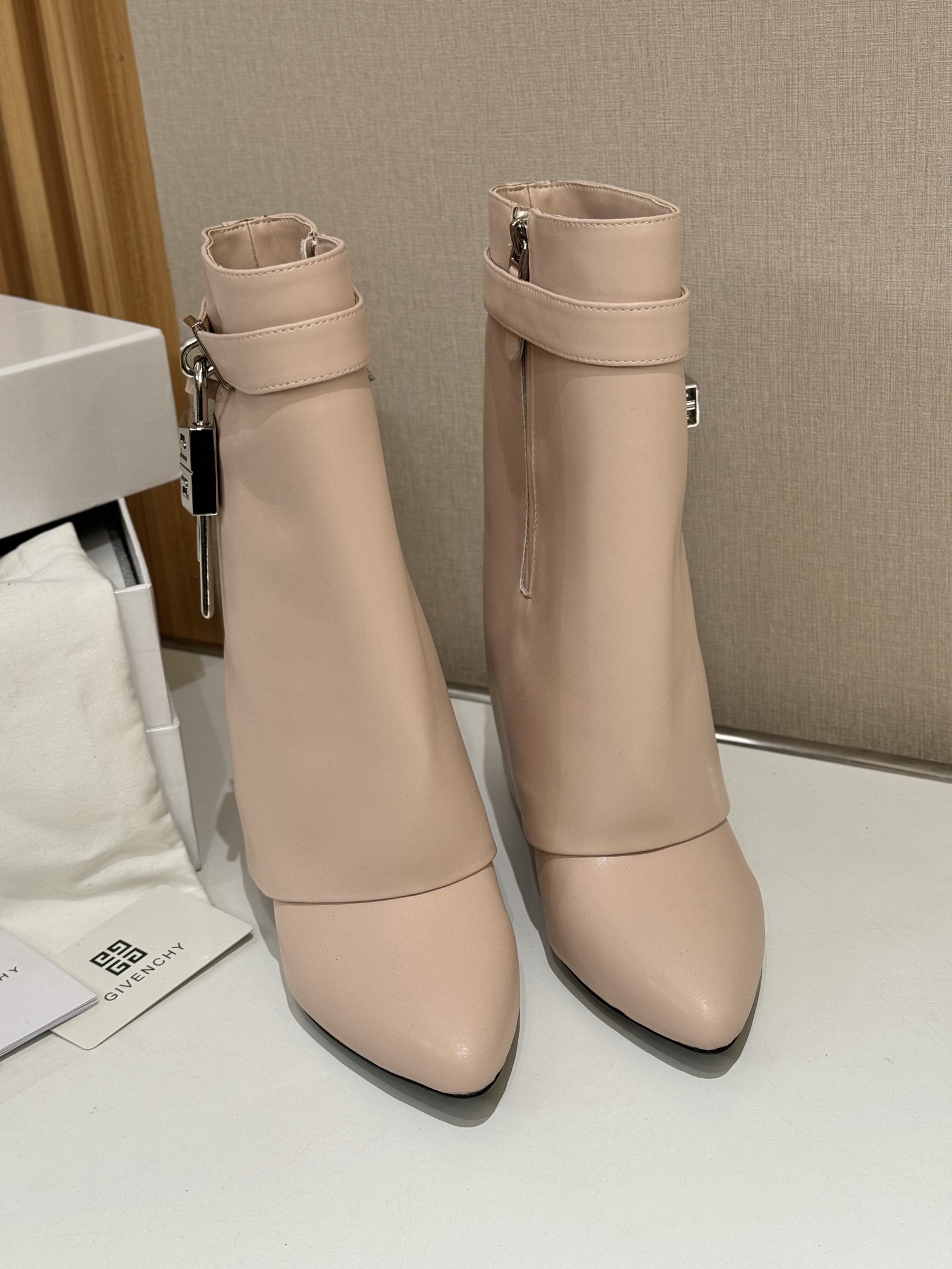 NO:578495,Authentic counter version of customized version GIVENCHY25/ New high-heeled boots, the highest version on the market. Givenchy locks are popular in the entire fashion circle. The original developed shoe shape is super correct. The highest degree of restoration of the shoe shape. The wrapping is very good. It looks slim and high-end. Super comfortable. Imported cowhide for the upper. Calfskin lining. Customized matching private model iconic logo lock. The lock is matched with pure silver, pure gold, gold and silver mixed. Just make a note when placing an order. Heel matching private model, heel height 8.5cm, outsole, imported genuine leather outsole, size 35-40 [34.40/41:42/can be customized and non-returnable], boots, givenchy, givennchy, boots, cowhide, pure silver, Leather soles19860909专柜正品级定制版本 GIVENCHY25/ 新款高跟长靴,市面最高版本 纪梵希 锁扣 风靡整个时尚圈 原版开发鞋型超级正 最高还原度鞋型 包裹性非常好 显瘦 显高级 超级舒适 鞋面進口牛皮 内里小牛皮 定制对版私模标志性Logo锁扣 锁扣搭配有纯银色,纯金色,金银混搭,下单备注即可 鞋跟对版私模 跟高8.5cm 大底 进口真皮大底 码数35-40【34.40/41:42/可定制不退换】,靴子,givenchy,givenchy,boots,cowhide,pure silver,Leather soles,Women's Shoes