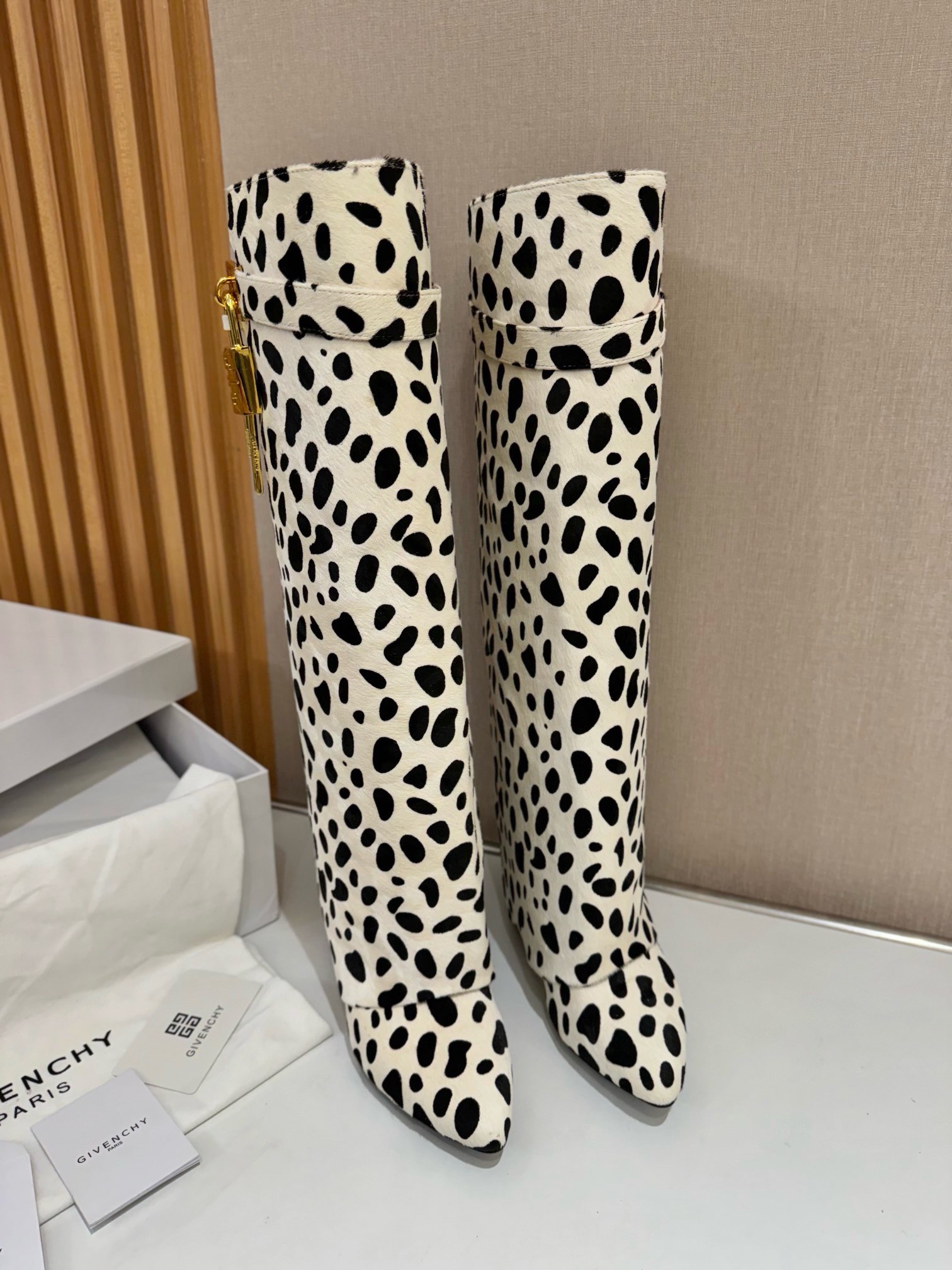 NO:578476,Counter genuine customized version GIVENCHY0/ New high-heeled boots, the highest version on the market. Givenchy locks are popular in the entire fashion circle. The original development shoe shape is super positive. The highest degree of restoration of the shoe shape. The wrapping is very good. It looks slim and high-end. Super comfortable. Horse fur upper. Calf leather lining. Customized version of the private model's iconic logo lock. The lock is matched with pure silver, pure gold, and a mix of gold and silver. Just make a note when placing an order.  Heel matching private model, heel height 8.5cm, outsole, imported genuine leather outsole, size 35-40 [34.40/41:42/can be customized and non-returnable], boots, givenchy, givennchy, boots, cowhide, pure silver, Leather soles19860909专柜正品级定制版本 GIVENCHY0/ 新款高跟长靴,市面最高版本 纪梵希 锁扣 风靡整个时尚圈 原版开发鞋型超级正 最高还原度鞋型 包裹性非常好 显瘦 显高级 超级舒适 鞋面马毛皮 内里小牛皮 定制对版私模标志性Logo锁扣 锁扣搭配有纯银色,纯金色,金银混搭,下单备注即可 鞋跟对版私模 跟高8.5cm 大底 进口真皮大底 码数35-40【34.40/41:42/可定制不退换】,靴子,givenchy,givenchy,boots,cowhide,pure silver,Leather soles,Women's Shoes