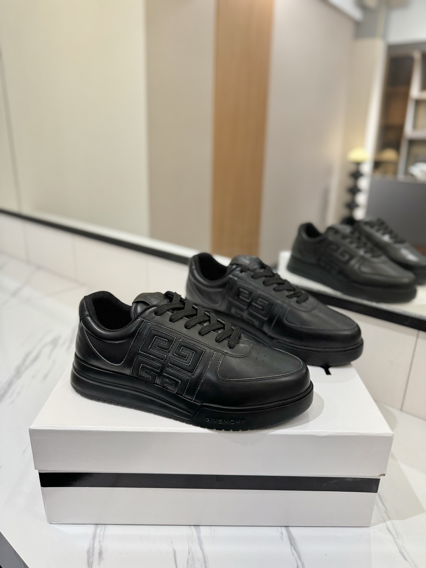 NO:382664,Couple styles of all-season casual shoes are here!  !  Givenchy G4 sneakers / white shoes I tried on the fit of the foot. The insole type is completely fitting the soles, and I don’t feel tired after walking for a day. A pair of sneakers with both appearance and comfort. P upper calfskin upper inner mesh inner foot pad cowhide foot pad size 35-41 (40/41) customized men 39-46 (45/46) customized, casual shoes/sports shoes, given, sneakers, cowhide19860909情侣款四季百搭款休闲鞋来啦！！ 纪梵希G4运动鞋 /小白鞋 试穿脚感的贴合度惊讶到 鞋垫型完全很脚掌贴合 ,走一天的路都不累的那种 . 颜值和舒适度都有的一双运动鞋P 鞋面小牛皮鞋面 内里网面内里 垫脚牛皮垫脚 码数女35-41（40/41）定制男39-46（45/46）定制,休闲鞋/运动鞋,givenchy,sneakers,cowhide,Women's Shoes