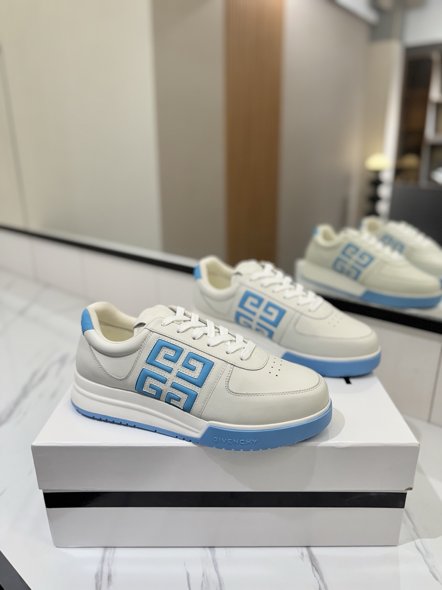 NO:382628,Men's versatile casual shoes are here!  !  Givenchy G4 sneakers / white shoes I tried on the fit of the foot feeling so surprised that the insole type is completely fitting the feet, and I don’t feel tired after walking for a day. A pair of sneakers with both appearance and comfort. Upper, calfskin upper, inner mesh, inner foot pads, cowhide size 39-46 (45/46) customized, casual shoes/sports shoes, given, sneakers, cowhide19860909男款四季百搭款休闲鞋来啦！！ 纪梵希G4运动鞋 /小白鞋 试穿脚感的贴合度惊讶到 鞋垫型完全很脚掌贴合 ,走一天的路都不累的那种 . 颜值和舒适度都有的一双运动鞋P 鞋面小牛皮鞋面 内里网面内里 垫脚牛皮垫脚 码数男39-46（45/46）定制,休闲鞋/运动鞋,givenchy,sneakers,cowhide,Women's Shoes