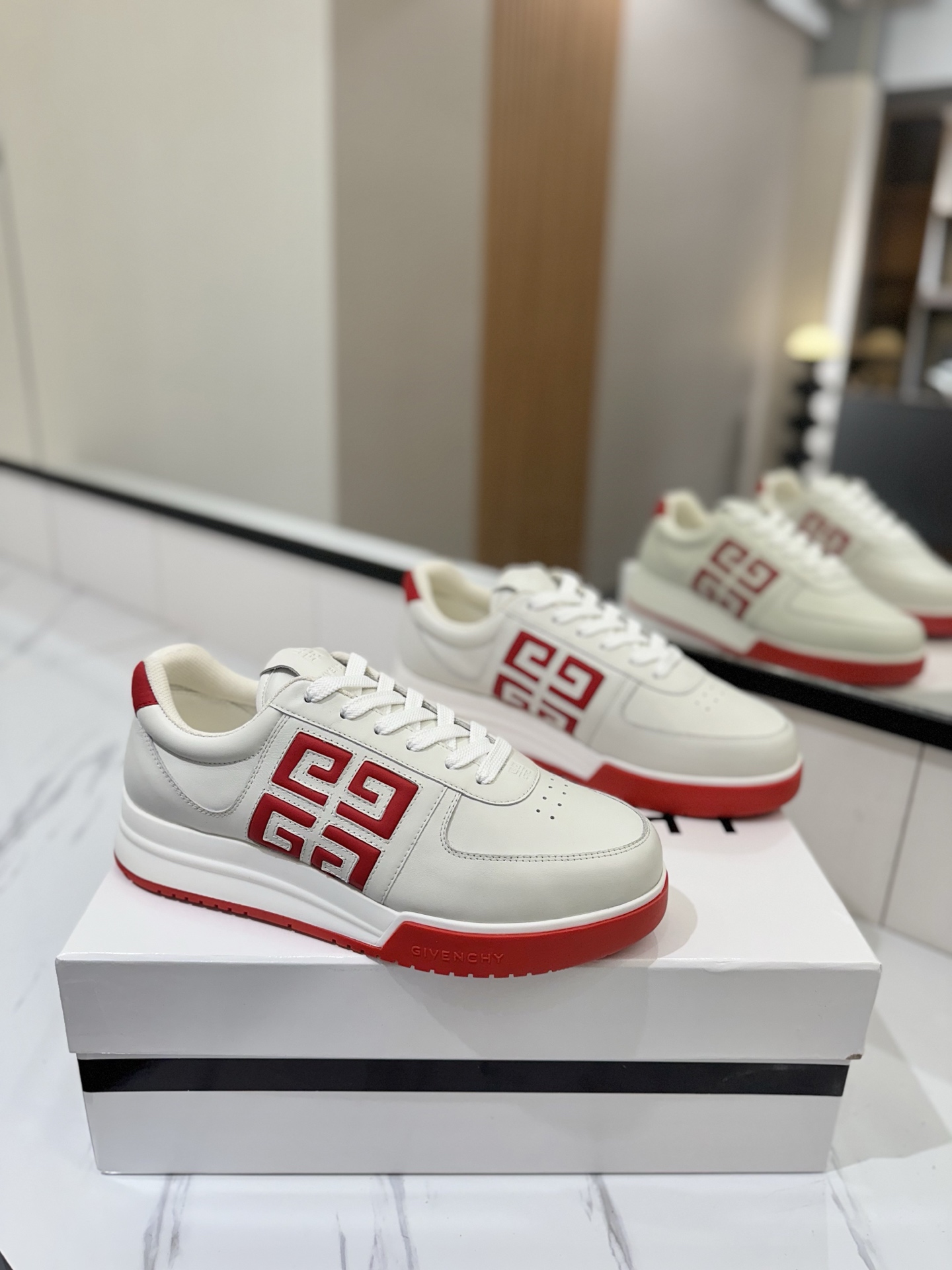 NO:382616,Couple styles of all-season casual shoes are here!  !  Givenchy G4 sneakers / white shoes I tried on the fit of the foot feeling so surprised that the insole type is completely fitting the feet, and I don’t feel tired after walking for a day. A pair of sneakers with both appearance and comfort. P upper calfskin upper inner lining foot pad cowhide foot pad size 35-41 (40/41) customized for men 39-46 (45/46) customized for casual shoes/sports shoes, given, sneakers, cowhide19860909情侣款四季百搭款休闲鞋来啦！！ 纪梵希G4运动鞋 /小白鞋 试穿脚感的贴合度惊讶到 鞋垫型完全很脚掌贴合 ,走一天的路都不累的那种 . 颜值和舒适度都有的一双运动鞋P 鞋面小牛皮鞋面 内里网面内里 垫脚牛皮垫脚 码数女35-41（40/41）定制  男39-46（45/46）定制,休闲鞋/运动鞋,givenchy,sneakers,cowhide,Women's Shoes