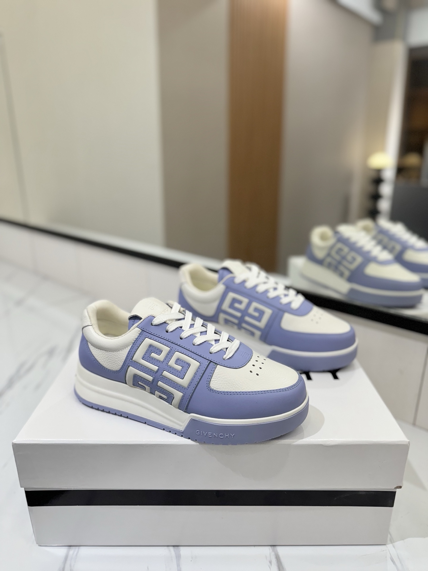 NO:382622,Women's versatile casual shoes are here!  !  Givenchy G4 sneakers / white shoes I tried on the fit of the foot. The insole type is completely fitting the soles, and I don’t feel tired after walking for a day. A pair of sneakers with both appearance and comfort. The upper calfskin upper, inner mesh, inner foot pads, cowhide, size 35-41 (40/41) customized, casual shoes/sports shoes, given, sneakers, cowhide19860909女款四季百搭款休闲鞋来啦！！ 纪梵希G4运动鞋 /小白鞋 试穿脚感的贴合度惊讶到 鞋垫型完全很脚掌贴合 ,走一天的路都不累的那种 . 颜值和舒适度都有的一双运动鞋P 鞋面小牛皮鞋面 内里网面内里 垫脚牛皮垫脚 码数女35-41（40/41）定制,休闲鞋/运动鞋,givenchy,sneakers,cowhide,Women's Shoes