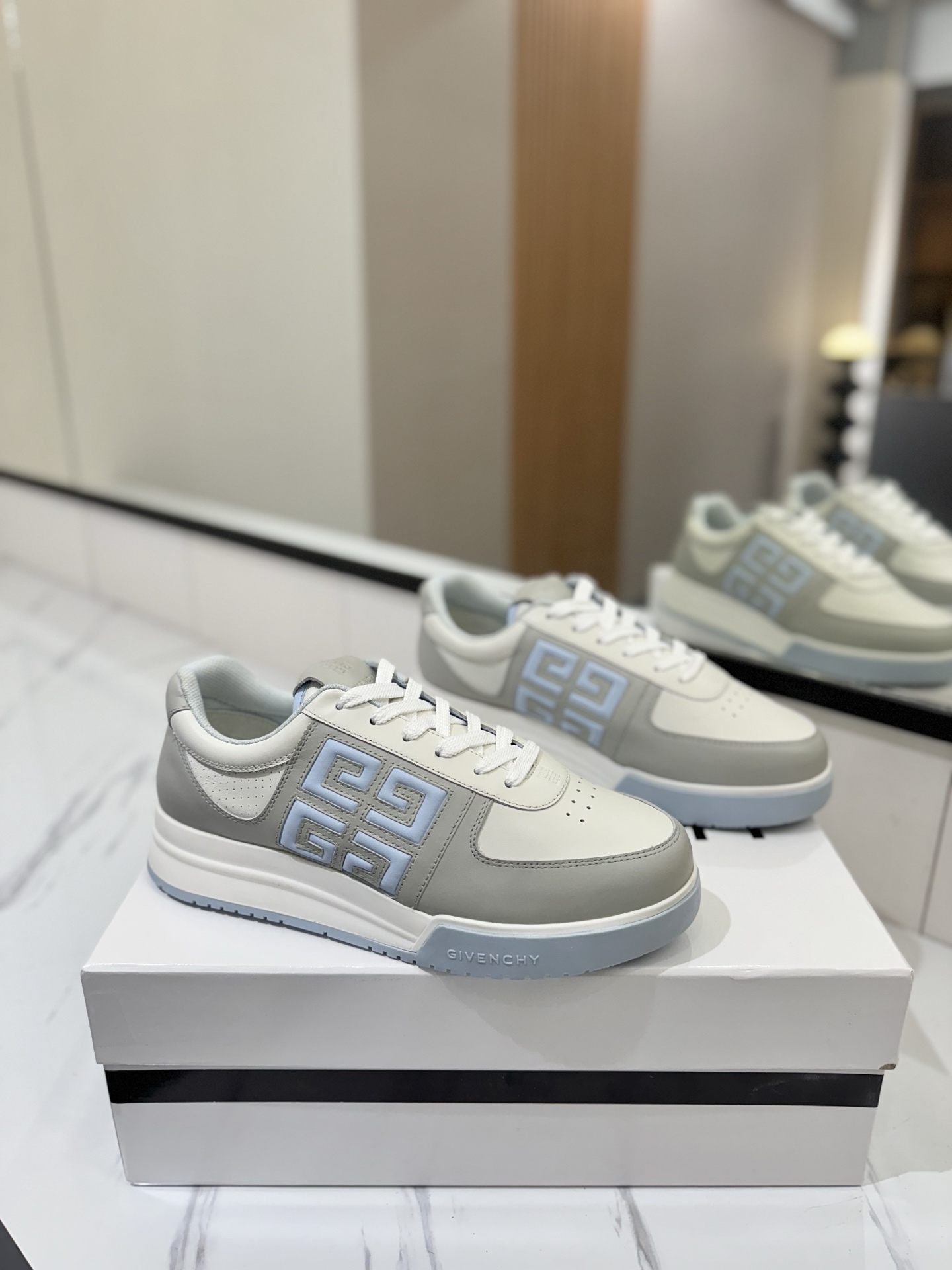 NO:382659,Couple styles of all-season casual shoes are here!  !  Givenchy G4 sneakers / white shoes I tried on the fit of the foot feeling so surprised that the insole type is completely fitting the feet, and I don’t feel tired after walking for a day. A pair of sneakers with both appearance and comfort. P upper calfskin upper inner lining foot pad cowhide foot pad size 35-41 (40/41) customized for men 39-46 (45/46) customized for casual shoes/sports shoes, given, sneakers, cowhide19860909情侣款四季百搭款休闲鞋来啦！！ 纪梵希G4运动鞋 /小白鞋 试穿脚感的贴合度惊讶到 鞋垫型完全很脚掌贴合 ,走一天的路都不累的那种 . 颜值和舒适度都有的一双运动鞋P 鞋面小牛皮鞋面 内里网面内里 垫脚牛皮垫脚 码数女35-41（40/41）定制  男39-46（45/46）定制,休闲鞋/运动鞋,givenchy,sneakers,cowhide,Women's Shoes