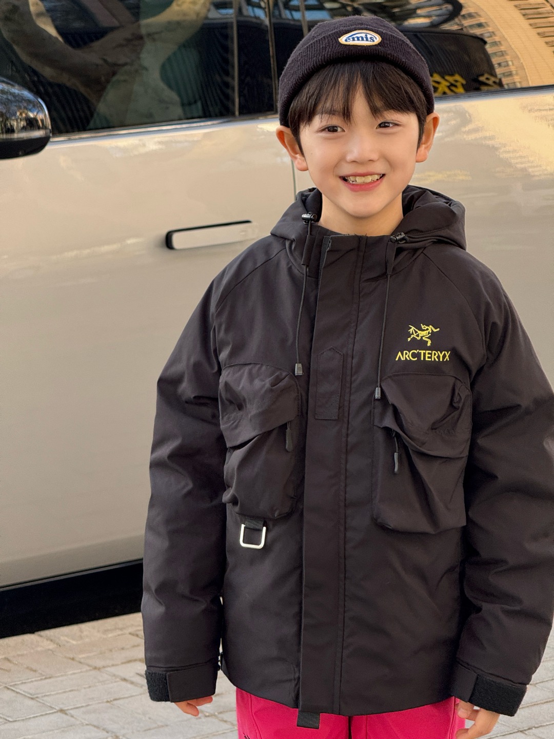 NO:578916,Arc'teryx_Functional and handsome jacket. Selected hard-shell multi-functional technical fabrics, which are both windproof, water-repellent and wear-resistant. The interior is filled with 1400g high-density thermal cotton, which is lightweight but can resist cold waves. Double three-dimensional pockets on the chest19860909始祖鸟_机能帅气冲锋衣 精选硬壳多功能科技面料,兼具防风、防泼水与耐磨性能 内里填充1400g高密度保暖棉,轻盈却能抵御寒流 胸前双立体口袋 × 机能风扣环细节,平衡造型感与实用性 Logo采用印花工艺,线条清晰,质感立体 常规宽松剪裁,活动自如,男女童皆可穿着,衣服arc'teryx,,Children's