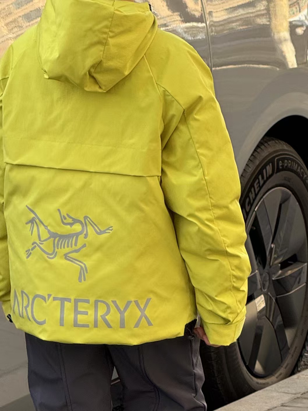 NO:578948,Arc'teryx_Functional and handsome cotton jacket. The interior is filled with 1400g high-density thermal cotton, which is lightweight but can withstand the cold. Double three-dimensional pockets on the chest19860909始祖鸟_机能帅气冲锋衣棉服 内里填充1400g高密度保暖棉,轻盈却能抵御寒流 胸前双立体口袋 × 机能风扣环细节,平衡造型感与实用性 Logo采用印花工艺,线条清晰,质感立体 常规宽松剪裁,活动自如,男女童皆可穿着,衣服arc'teryx,,Children's