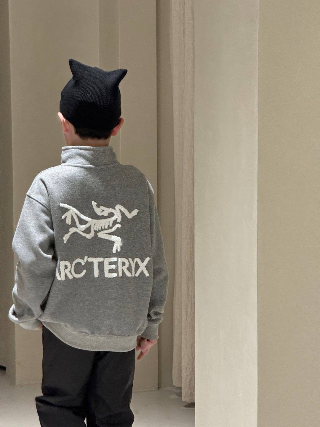 NO:578945,Arc'teryx_Zip half turtleneck wool sweatshirt. Suitable for both boys and girls. Simple yet stylish, low-key yet sharp. Classic logo. Simple embellishment on the chest, large area of towel embroidered logo on the back, distinct layers and outstanding texture.  We use high-quality customer-supplied 8-sheep wool blended fabric, woven with fine striped texture, soft and smooth to the touch, comfortable and breathable to wear next to the body, excellent color fastness, not easy to fade after daily cleaning, and maintain high-quality texture for a long time, clothes arc'teryx, hoodie, sweatshirts,19860909始祖鸟_拉链半高领羊毛卫衣 男女童皆可 简约而不失格调,低调却又自带锋芒 经典标识 胸前简洁点缀,背后大面积毛巾绣Logo,层次分明,质感出众 选用精品客供8绵羊毛混纺面料,织就细腻条纹肌理,手感柔软顺滑,贴身穿着舒适透气,色牢度极佳,日常清洗不易褪色,长久保持高级质感,衣服arc'teryx,hoodie,sweatshirts,,Children's