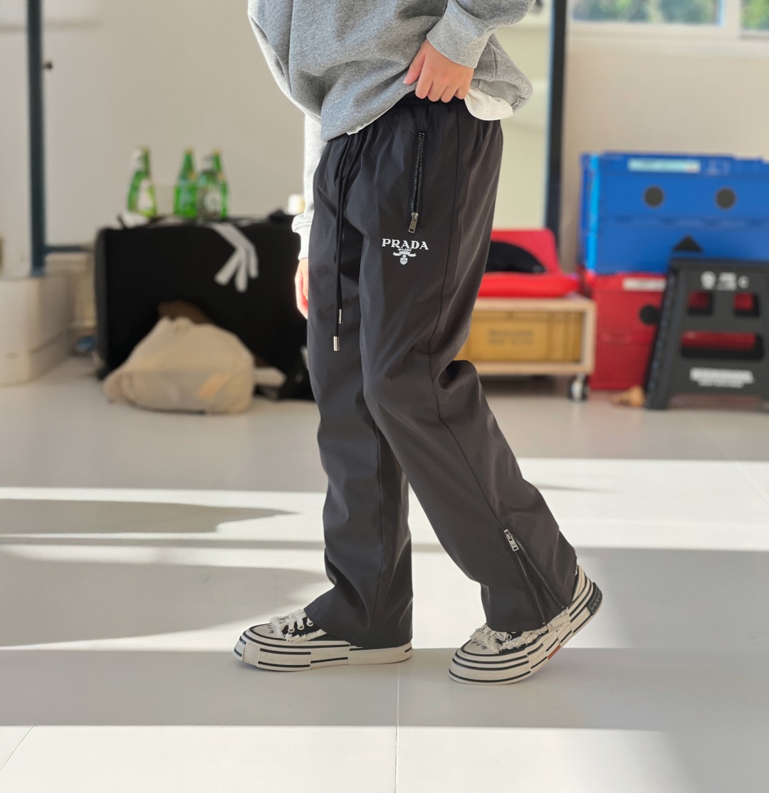 NO:578922,Prada_Regenerated nylon. Cotton trousers P's original customer-supplied recycled nylon fabric, which has both environmental protection and texture. The fabric is crisp and windproof, and feels smooth and silky. The interior is filled with high-density thermal cotton, which is light and not bulky, locks in temperature without being stuffy, clothes, prada,19860909Prada_再生尼龙.棉长裤 P家原版客供再生尼龙面料,环保与质感兼得,面料挺括防风,触感顺滑如丝 内部填充克高密保暖棉,轻盈不臃肿,锁温而不闷热,衣服,prada,,Children's