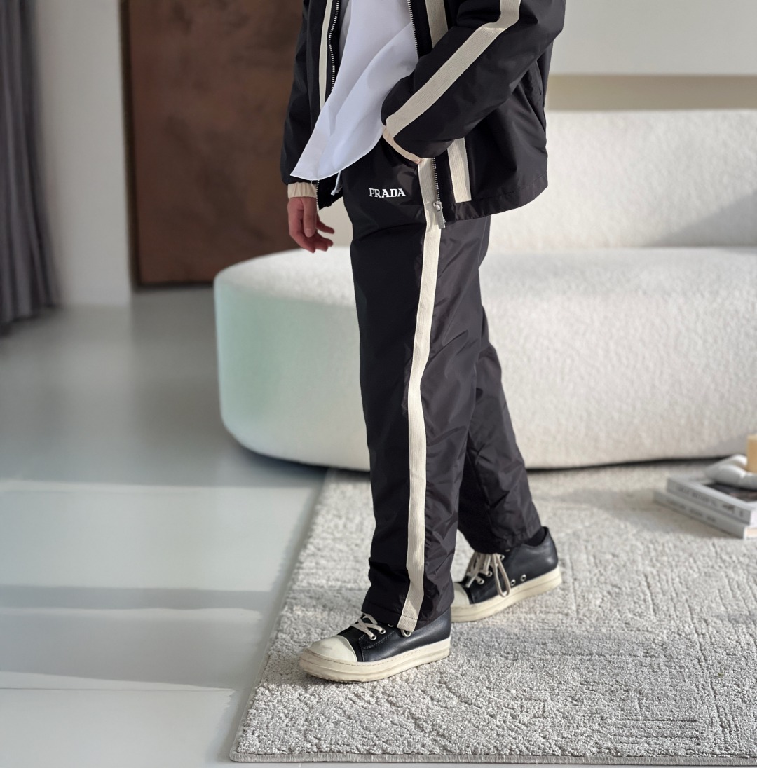 NO:578931,rada_ Ribbon color matching. Cotton suit. Printing technology on the front and back, with clear letter outline and high-end texture. Webbing imported from South Korea with contrasting colors. Original customer-supplied nylon nylon fabric, which has a delicate feel, windproof and water-repellent, and a crisp and stylish appearance. The jacket is filled with 1200g high-loft cotton, and the pants are filled with 800g warm cotton, which is light and does not press the body. Regular version  Suitable for both boys and girls, moderate silhouette, free movement, taking into account urban sense and practical wearability. Elastic waistband, cuff cuffs and stand-up collar windproof structure, more complete temperature locking, clothes, prada, jackets & coats,19860909rada_织带拼色.棉服套装 前胸及后背印花工艺,字母廓形清晰,质感高级 韩国进口织带拼接撞色 原版客供尼龙锦纶面料,手感细腻、防风防泼水,外观挺括有型 外套内充1200g高蓬松棉,裤子填充800g保暖棉,轻盈不压身 常规版型 男女童通用,廓形适中,活动自如,兼顾都市感与实穿性 弹性裤腰,袖口束边与立领防风结构,温度锁定更全,衣服,prada,jackets & coats,,Children's