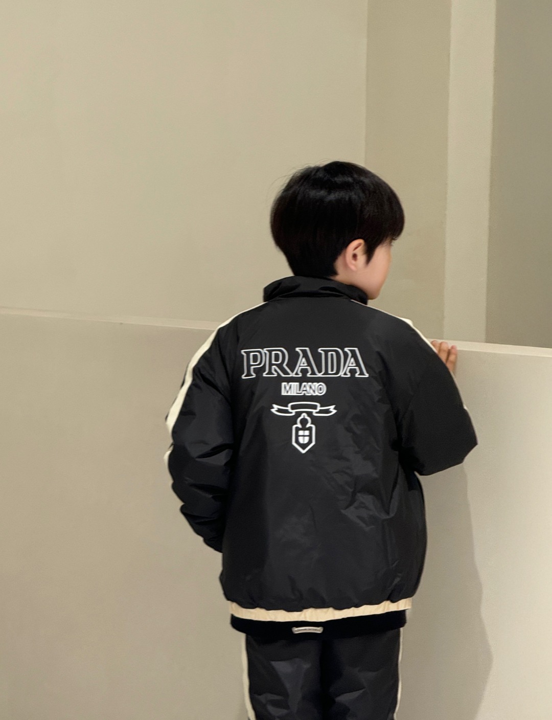 NO:575331,rada_ribbon color matching. Cotton suit. Printing technology on the front and back, with clear letter outline and high-end texture. The webbing imported from South Korea is spliced ​​with contrasting colors. The original customer-supplied nylon nylon fabric has a delicate feel, windproof and water-repellent, and a crisp and stylish appearance. The jacket is filled with 1200g high-loft cotton, and the pants are filled with 800g warm cotton. Clothes, prada, jackets & coats,19860909rada_织带拼色.棉服套装 前胸及后背印花工艺,字母廓形清晰,质感高级 韩国进口织带拼接撞色 原版客供尼龙锦纶面料,手感细腻、防风防泼水,外观挺括有型 外套内充1200g高蓬松棉,裤子填充800g保暖棉,,衣服,prada,jackets & coats,,Children's