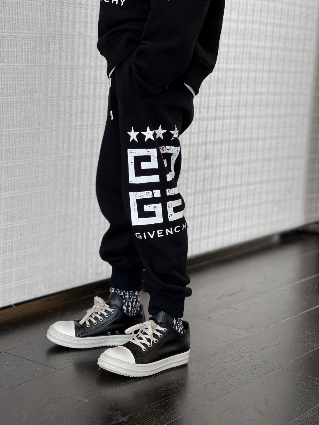Givenchy_Pantalones de chándal de algodón puro con estampado de logotipo Camiseta Givenchy: @118 Pantalones @128 Conjun…