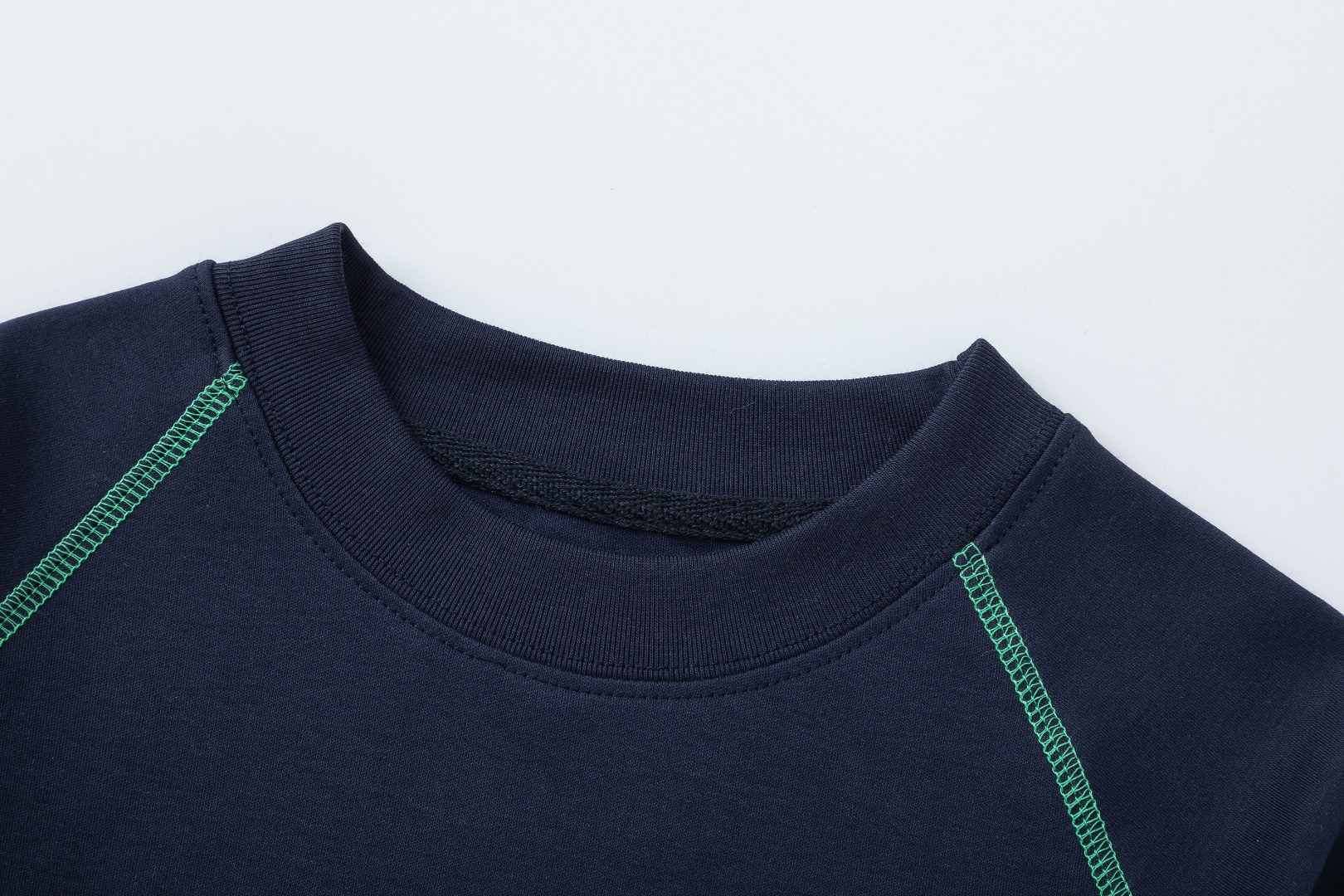 Camiseta larga de pájaro con costuras visibles: foto de detalle