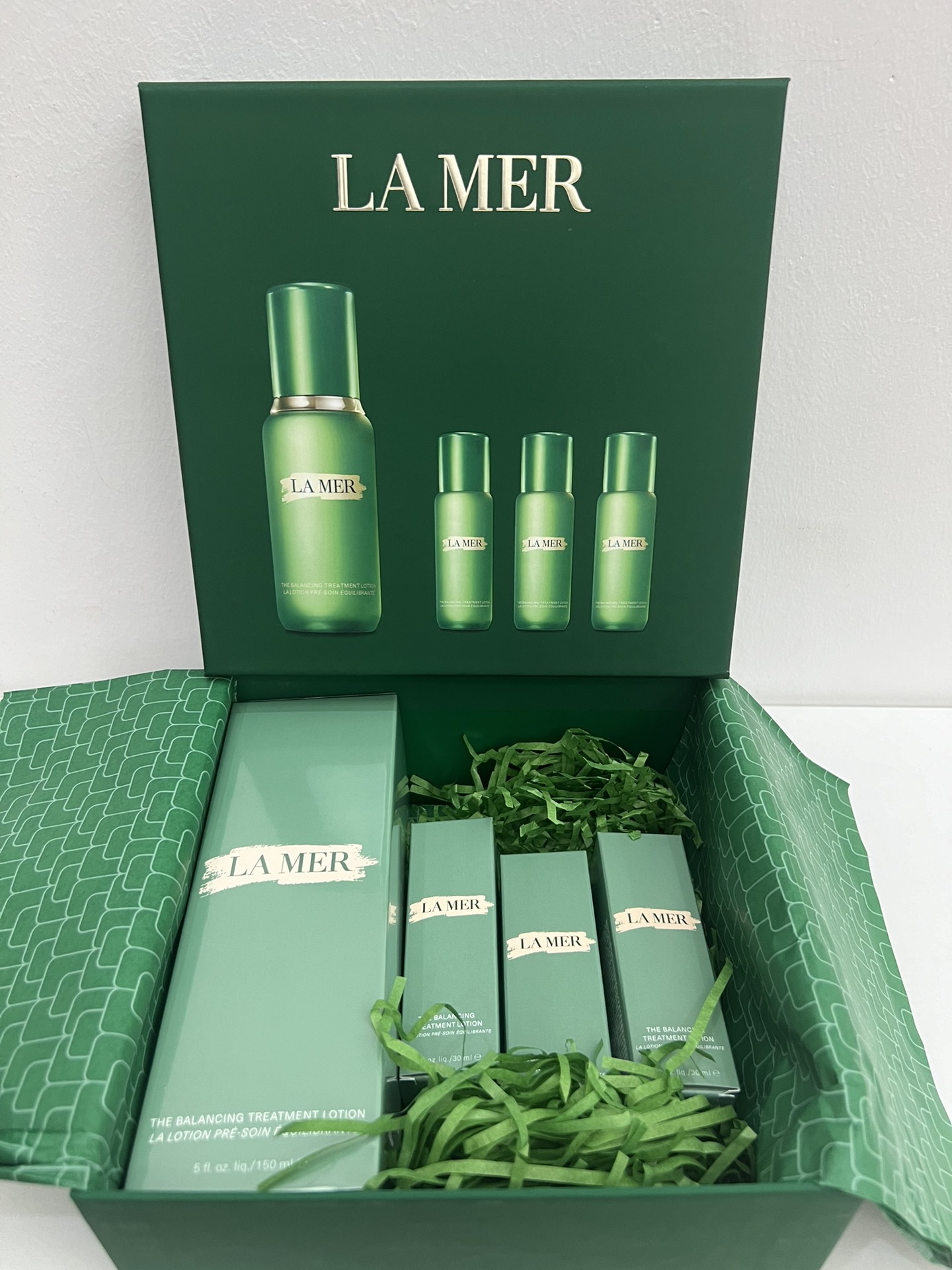 180. LA MER/海蓝之谜平衡焕透精粹水1+3礼盒 🔜 明通版.高质量❗🇺🇸LA MER/海蓝之谜平衡焕透精粹水油皮版150ml一拖三套盒 (内含: 150ml*1+30ml*3) 独家出货 明通版本 直播爆款‼️ 件16套 …