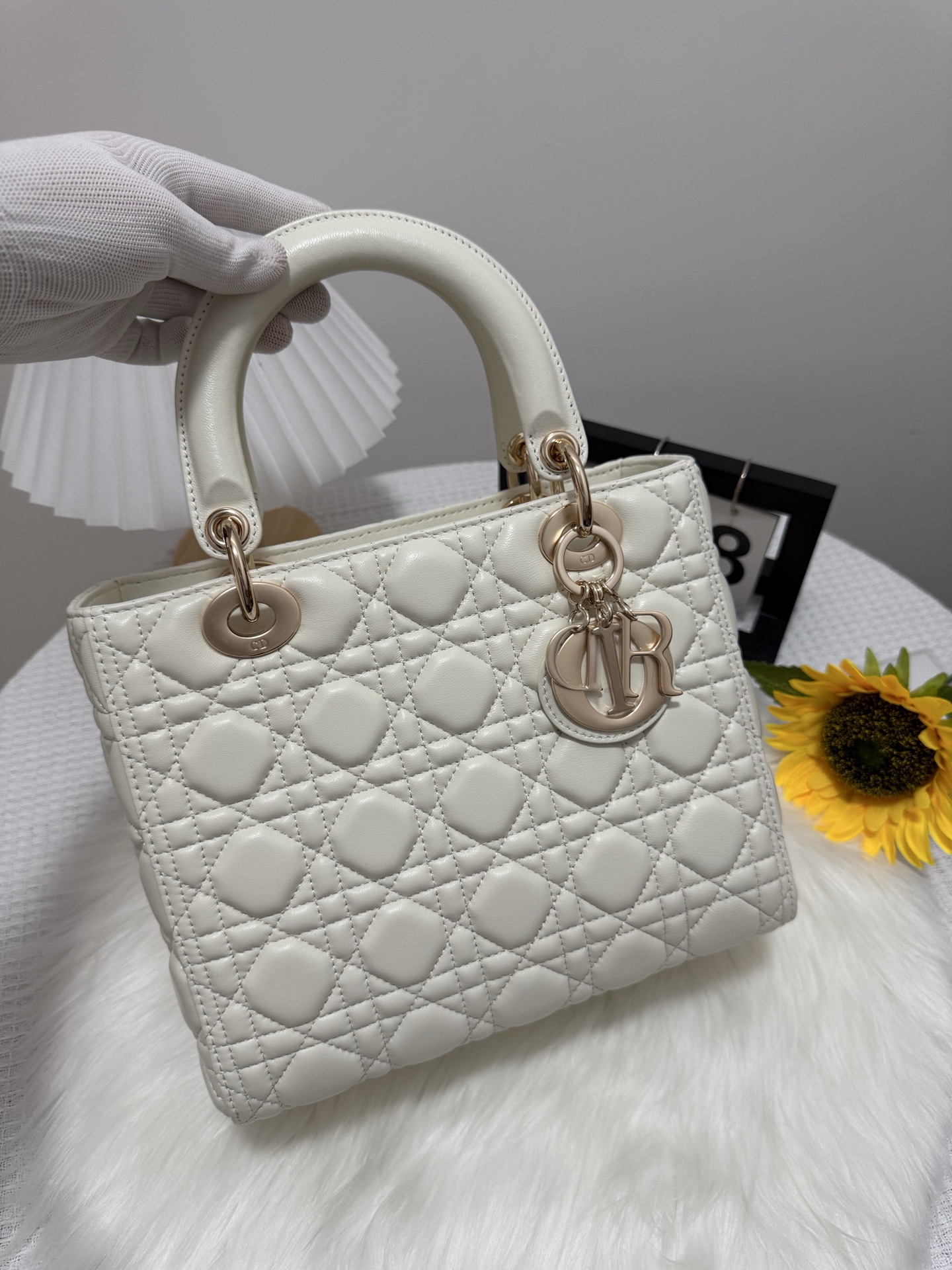 Lady White Quilted Flap Bag, Shoulder Bag, Luxury Classic Handbag, 24cm 2 i1747586020238 3468 0 0