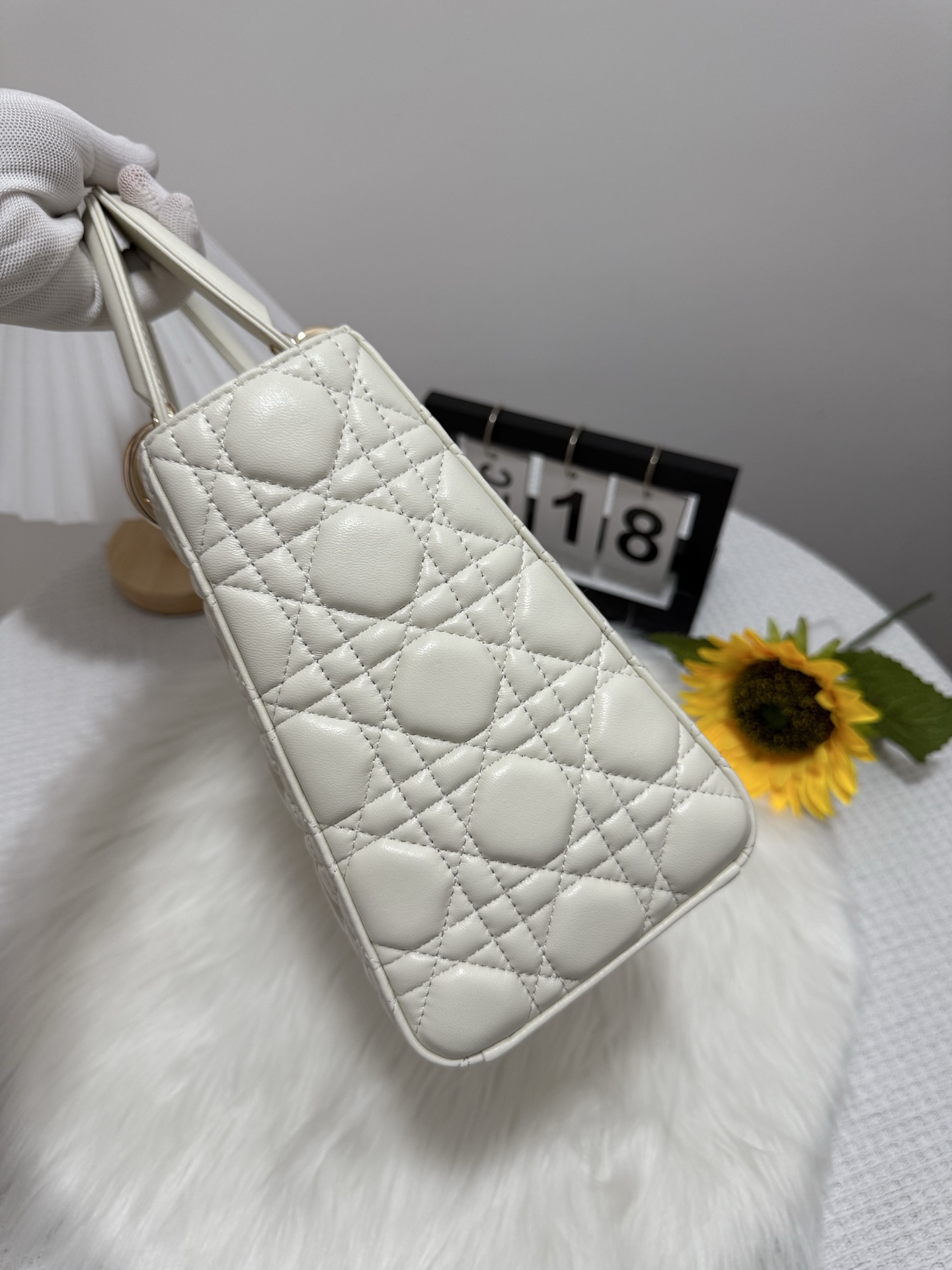 Lady White Quilted Flap Bag, Shoulder Bag, Luxury Classic Handbag, 24cm 3 i1747586021281 7041 0 1