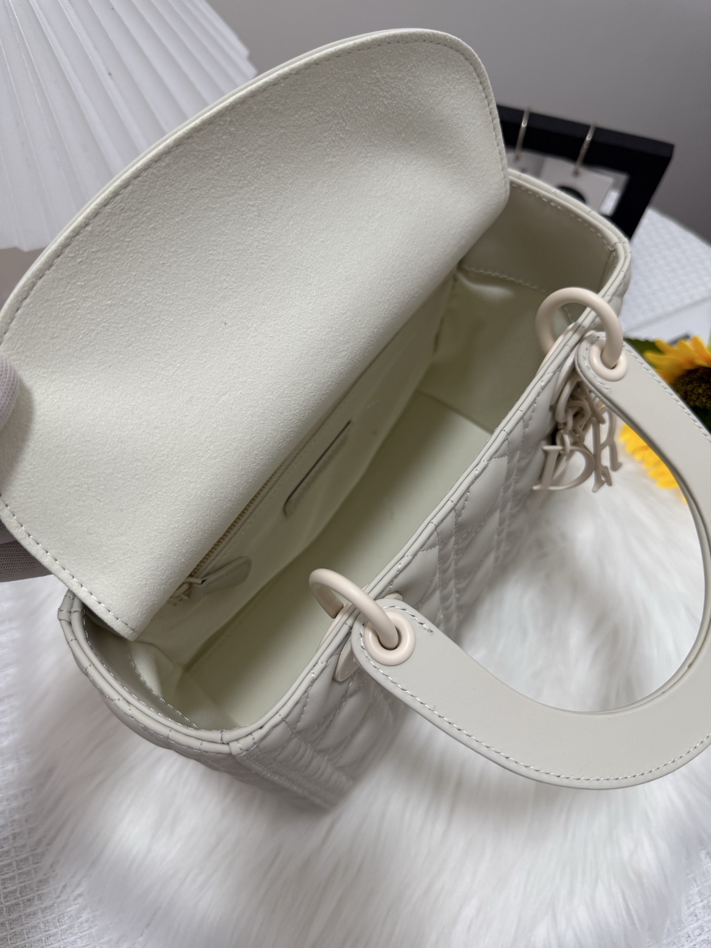 Elegant White Lady Bag with Flap Closure & Quilted Design, 24cm 6 i1747586316883 6252 0 5